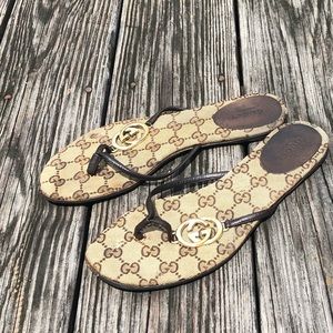 Gucci flat sandals